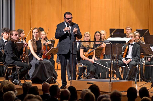 24 09 2022, International Classical Festival Festival of Nations 2022 at the Kurhaus Bad Wörishofen in Unterallgäu, Julia Fischer violin with the vbw Festival Orchestra conducted by Christoph Adt, before the concert the Bavarian Minister of Health Klaus Holetschek CSU gives a speech on stage 24 09 2022, Classical Festival Bad Wörishofen 24 09
