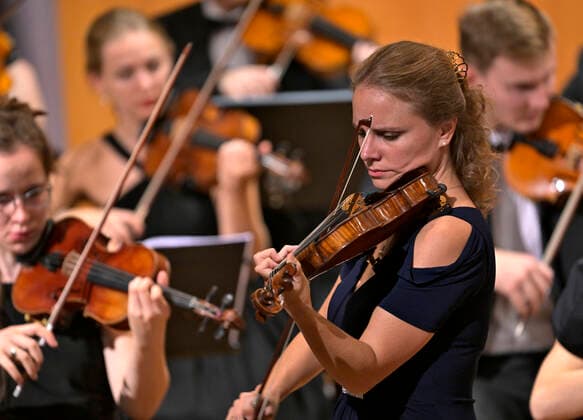 24 09 2022, International Classical Festival Festival of Nations 2022 at the Kurhaus Bad Wörishofen in Unterallgäu, Julia Fischer violin with the vbw Festival Orchestra conducted by Christoph Adt 24 09 2022, Classical Festival Bad Wörishofen 24 09 2022, Classical Festival Bad Wörishofen