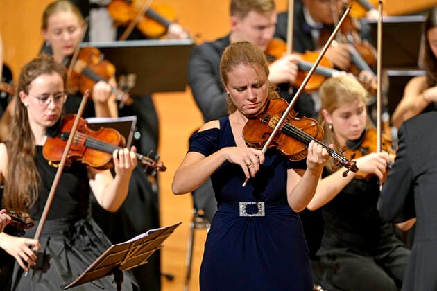 24 09 2022, International Classical Festival Festival of Nations 2022 at the Kurhaus Bad Wörishofen in Unterallgäu, Julia Fischer violin with the vbw Festival Orchestra conducted by Christoph Adt 24 09 2022, Classical Festival Bad Wörishofen 24 09 2022, Classical Festival Bad Wörishofen