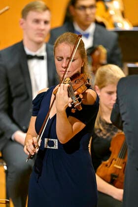 24 09 2022, International Classical Festival Festival of Nations 2022 at the Kurhaus Bad Wörishofen in Unterallgäu, Julia Fischer violin with the vbw Festival Orchestra conducted by Christoph Adt 24 09 2022, Classical Festival Bad Wörishofen 24 09 2022, Classical Festival Bad Wörishofen
