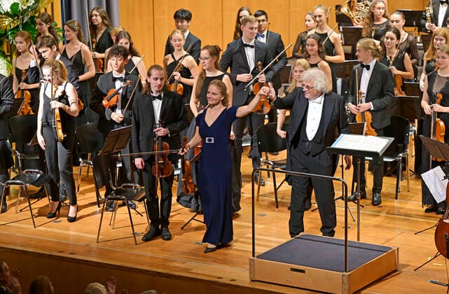 24 09 2022, International Classical Festival Festival of Nations 2022 at the Kurhaus Bad Wörishofen in Unterallgäu, Julia Fischer violin with the vbw Festival Orchestra conducted by Christoph Adt 24 09 2022, Classical Festival Bad Wörishofen 24 09 2022, Classical Festival Bad Wörishofen