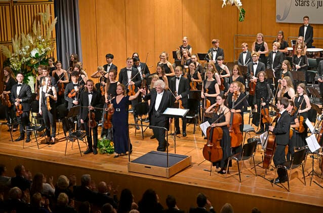 24 09 2022, International Classical Festival Festival of Nations 2022 at the Kurhaus Bad Wörishofen in Unterallgäu, Julia Fischer violin with the vbw Festival Orchestra conducted by Christoph Adt 24 09 2022, Classical Festival Bad Wörishofen 24 09 2022, Classical Festival Bad Wörishofen