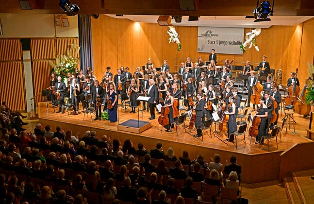24 09 2022, International Classical Festival Festival of Nations 2022 at the Kurhaus Bad Wörishofen in Unterallgäu, Julia Fischer violin with the vbw Festival Orchestra conducted by Christoph Adt 24 09 2022, Classical Festival Bad Wörishofen 24 09 2022, Classical Festival Bad Wörishofen