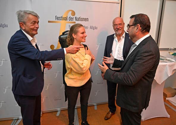 24 09 2022, International Classical Festival Festival of Nations 2022 at the Kurhaus Bad Wörishofen in Unterallgäu, Julia Fischer middle, violin after her concert at the commemorative photo with patrons and supporters in the VIP tent, re Bavarian Minister of Health Klaus Holetschek 24 09 2022, Classical Festival Bad Wörishofen 24 09 2022, Classical Festival Bad Wörisho