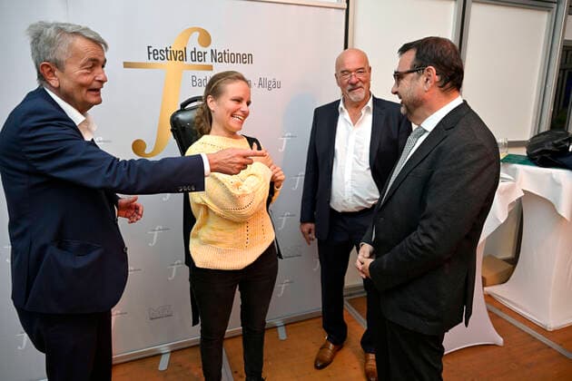 24 09 2022, International Classical Festival Festival of Nations 2022 at the Kurhaus Bad Wörishofen in Unterallgäu, Julia Fischer middle, violin after her concert at the commemorative photo with patrons and supporters in the VIP tent, re Bavarian Minister of Health Klaus Holetschek 24 09 2022, Classical Festival Bad Wörishofen 24 09 2022, Classical Festival Bad Wörisho