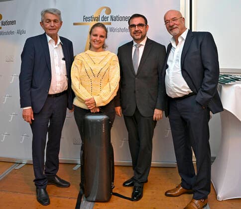24 09 2022, International Classical Music Festival Festival of Nations 2022 at the Kurhaus Bad Wörishofen in Unterallgäu, Julia Fischer 2 v left, violin after her concert at the commemorative photo with patrons and supporters in the VIP tent, 2 v right Bavarian Minister of Health Klaus Holetschek 24 09 2022, Classical Music Festival Bad Wörishofen 24 09 2022, Clas