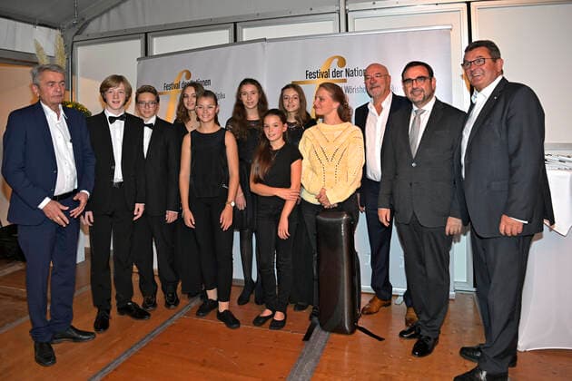 24 09 2022, International Classical Festival Festival of Nations 2022 at the Kurhaus Bad Wörishofen in Unterallgäu, Julia Fischer 3 v r, violin after her concert at the commemorative photo with veb youth orchestra members and patrons and supporters in the VIP tent, r Bavarian Minister of Health Klaus Holetsch