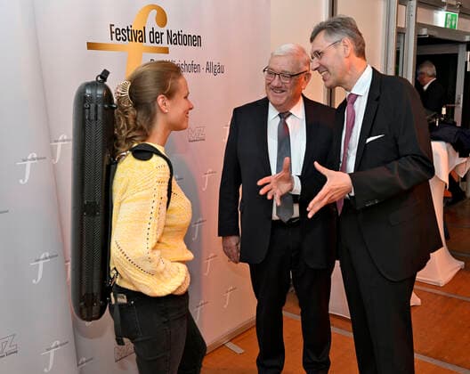 24 09 2022, International Classical Music Festival Festival of Nations 2022 at the Kurhaus Bad Wörishofen in Unterallgäu, Julia Fischer l., violin after the concert in the VIP tent with Minister of State a D Josef Miller with and artistic director Winfried Roch r. 24 09 2022, Classical Music Festival Bad Wörishofen 24 09 2022, Classical Music Festival Bad Wörishofen