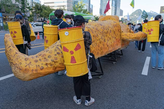 Climate Justice March In Seoul Protesters carry nuclear waste replicas at Climate Justice March around Gwanghwamun area on September 24, 2022 in Seoul, South Korea. The demonstration demanded the government to stop using Fossil Energy system and climate justice. About 10,000 people by The Police s estimate (35,000 people by The Organizer s estimate) gathered at the demonstration on the day. Seoul South Korea  Copyright: xKichulxShinx originalFilename: shin-climatej220924_npZ32.jpg