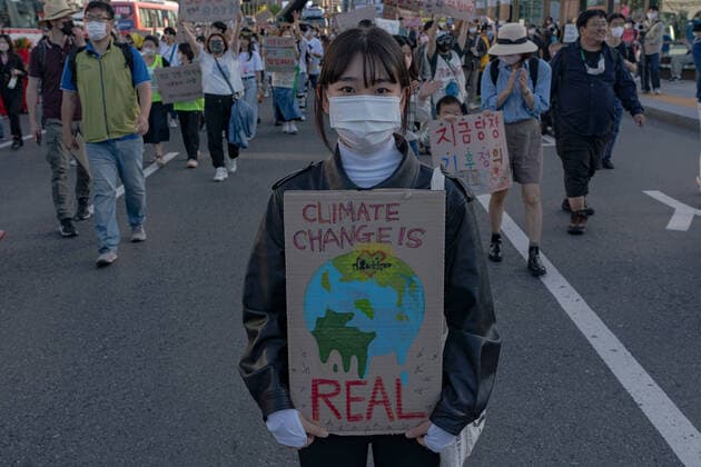 Climate Justice March In Seoul A protester holds a placard saying Climate Change is Real at Climate Justice March around Gwanghwamun area on September 24, 2022 in Seoul, South Korea. The demonstration demanded the government to stop using Fossil Energy system and climate justice. About 10,000 people by The Police s estimate (35,000 people by The Organizer s estimate) gathered at the demonstration on the day. Seoul South Korea  Copyright: xKichulxShinx originalFilename: shin-climatej220924_npZsI.jpg