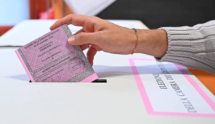 News Themen der Woche KW38 September 25, 2022, TURIN, ITALIA: People voting at polling station for the general elections in Turin, Italy, 25 September 2022. Italy will hold its general snap elections on 25 September 2022. The final results of the elections are expected to be announced on 26 september early..ANSA ALESSANDRO DI MARCO TURIN ITALIA  - ZUMAa110 20220925_zaf_a110_003 Copyright: xAlessandroxDixMarcox