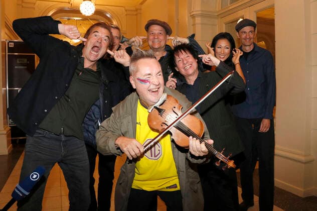 Entertainment Themen der Woche KW38 Nigel Kennedy und Die Toten Hosen mit Esther Kim bei der Verleihung vom Europäischen Kulturpreis 2022 in der Tonhalle Zürich. Zürich, 24.09.2022 *** Nigel Kennedy and Die Toten Hosen with Esther Kim at the European Culture Award 2022 in the Tonhalle Zurich Zurich, 24 09 2022 Foto:xA.xBuggex xFuturexImage