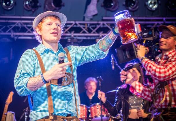 Bilder des Jahres 2022, Entertainment 09 September Entertainment Themen der Woche KW38 24.09.2022 xesx Frankfurt am Main, Frankfurter Oktoberfest Weltstar als Überraschungsgast nach seinem Konzert im Deutsche Bank Park ksm Sänger Ed Sheeran auf dem Frankfurter Oktoberfest auf und war in Partylaune und gab ein kleines Spontan-Konzert Bild zeigt Sänger Ed Sheeran ind Lederhosen *** 24 09 2022 xesx Frankfurt am Main, Frankfurt Oktoberfest world star as a surprise guest after his concert in Deutsche Bank Park ksm singer Ed Sheeran at the Frankfurt Oktoberfest on and was in a party mood and gave a small spontaneous concert picture shows singer Ed Sheeran ind Lederhosen ES