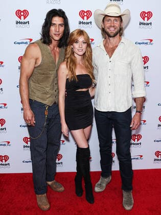 2022 iHeartRadio Music Festival - Night 2 - Press Room Justin Johnson Cortez, Katherine McNamara and Matt Barr pose in the press room at the 2022 iHeartRadio Music Festival - Night 2 held at the T-Mobile Arena on September 24, 2022 in Las Vegas, Nevada, United States. T-Mobile Arena, Las Vegas, Nevada Nevada United States  Copyright: xImagexPressxAgencyx originalFilename: collin-2022ihea220925_npaiI.jpg