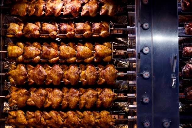 Brathähnchen drehen sich auf einem Hähnchengrill. Aktivisten der Tierschutzorganisation PETA forderten unlängst ein Sex-Verbot für fleischessende Männer, da diese einen größeren Co2-Fußabdruck hinterlassen. (Themenbild, Symbolbild) Paderborn, 24.09.2022 NRW Deutschland *** Roast chickens rotate on a chicken grill Activists from the animal rights group PETA recently called for a sex ban on meat-eating men because they leave a larger Co2 footprint Topic image, symbol image Paderborn, 24 09 2022 NRW Germany Copyright: xChristophxHardtx