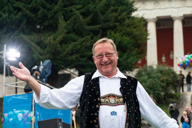 Munich, at the 187 Oktoberfest on the Theresienwiese, below the Bavaria the Wiesn Wirte Platzkonzert takes place, conducted by Alois Altmann