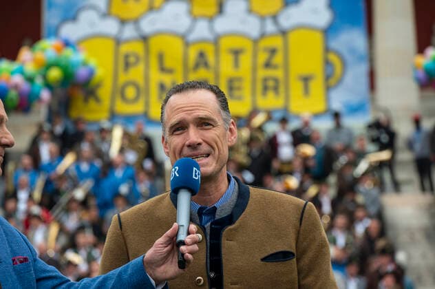 Munich, at the 187 Oktoberfest on the Theresienwiese, below the Bavaria the Wiesn Wirte Platzkonzert takes place, greetings are given by the Wiesnwirt spokesman Peter Inselkammer
