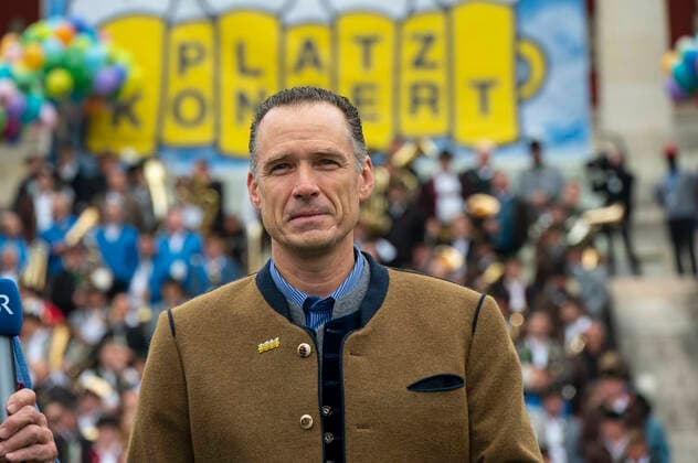 Munich, at the 187 Oktoberfest on the Theresienwiese, below the Bavaria the Wiesn Wirte Platzkonzert takes place, greetings are given by the Wiesnwirt spokesman Peter Inselkammer