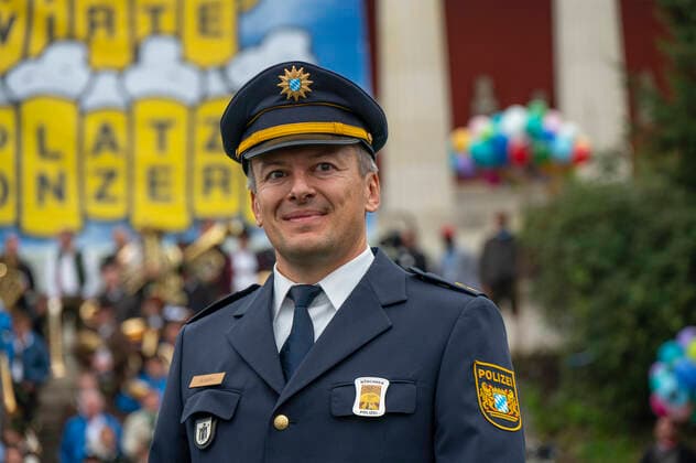 Munich, at the 187 Oktoberfest on the Theresienwiese, below the Bavaria the Wiesn Wirte Platzkonzert takes place, conductor Christian Schaefer, head of the Wiesnwache