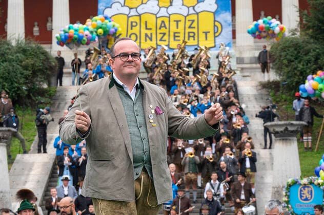 Munich, at the 187 Oktoberfest on the Theresienwiese, below the Bavaria the Wiesn Wirte Platzkonzert takes place, conducted by Clemens Baumgaertner, economic advisor of the LHM