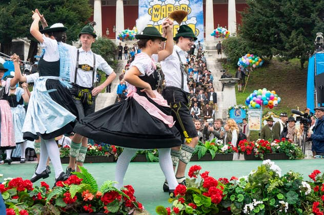 Munich, at the 187 Oktoberfest on the Theresienwiese, below the Bavaria the Wiesn Wirte Platzkonzert takes place, members of the Trachtenverein from Marquartstein and the Chiemgau are dancing