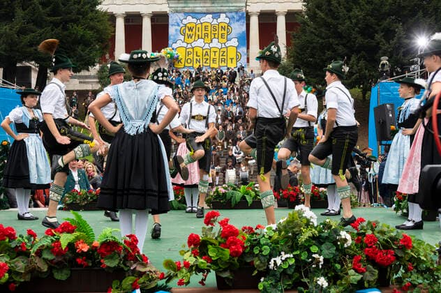 Munich, at the 187 Oktoberfest on the Theresienwiese, below the Bavaria the Wiesn Wirte Platzkonzert takes place, members of the Trachtenverein from Marquartstein and the Chiemgau dance at Schuplatteln