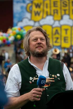 Munich, at the 187 Oktoberfest on the Theresienwiese, below the Bavaria the Wiesn Wirte Platzkonzert takes place, interlude of opera singer Andreas Hoerl accompanied by the music orchestra Gruenbauer
