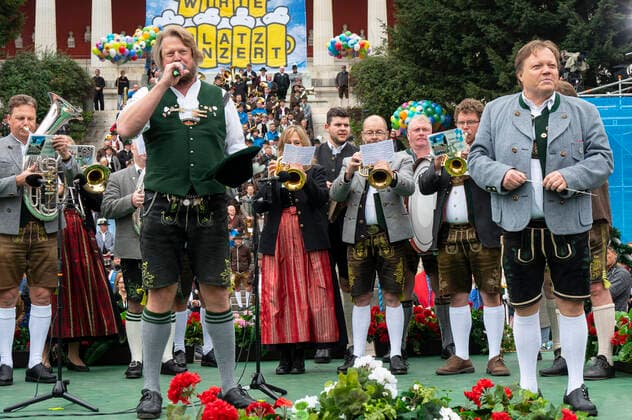 Munich, at the 187 Oktoberfest on the Theresienwiese, below the Bavaria the Wiesn Wirte Platzkonzert takes place, interlude of opera singer Andreas Hoerl accompanied by the music orchestra Gruenbauer