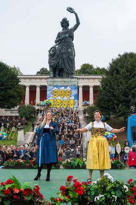Munich, at the 187 Oktoberfest on the Theresienwiese, below the Bavaria the Wiesn Wirte Platzkonzert takes place, conducted by Johanna Schottenhamel and Katharina Inselkammer