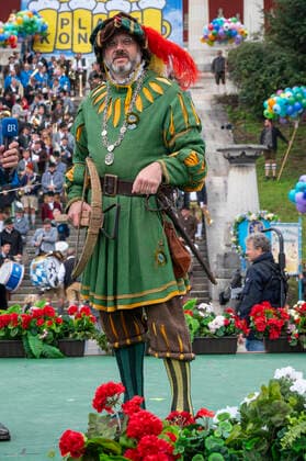 Munich, at the 187 Oktoberfest on the Theresienwiese, below the Bavaria the Wiesn Wirte Platzkonzert takes place, conductor Klaus Feierlein, board of the Armbrustschuetzengilde Winzrerer Faehndl e V