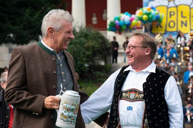 Munich, at the 187 Oktoberfest on the Theresienwiese, below the Bavaria the Wiesn Wirte Platzkonzert takes place, conductor Lord Mayor Dieter Reiter gets the Wiesnwirtekrug from Alois Altmann