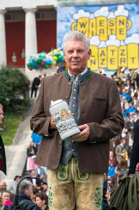 Munich, at the 187 Oktoberfest on the Theresienwiese, below the Bavaria the Wiesn Wirte Platzkonzert takes place, conducted by Mayor Dieter Reiter with the Wiesnwirtekrug