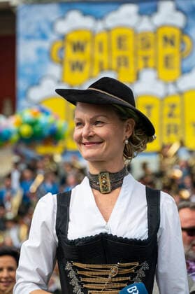 Munich, at the 187 Oktoberfest on the Theresienwiese, below the Bavaria the Wiesn Wirte Platzkonzert takes place, Gigi Pfundmeier singing the Bavarian National Anthem