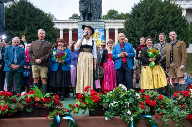 Munich, at the 187 Oktoberfest on the Theresienwiese, below the Bavaria the Wiesn Wirte Platzkonzert takes place, the Wiesnwirte on stage, Gigi Pfundmeier sings with the Wirte and the OB the Bavarian National Anthem