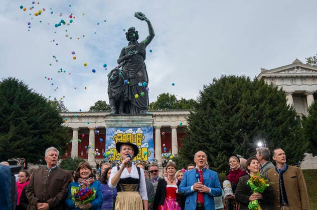 Munich, at the 187 Oktoberfest on the Theresienwiese, below the Bavaria the Wiesn Wirte Platzkonzert takes place, the Wiesnwirte on stage, Gigi Pfundmeier sings with the Wirte and the OB the Bavarian National Anthem