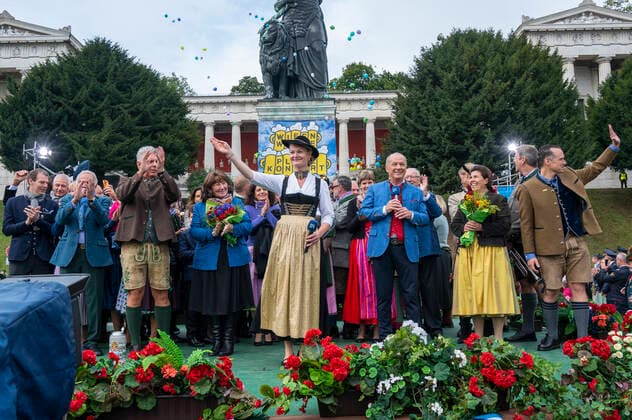 Munich, at the 187 Oktoberfest on the Theresienwiese, below the Bavaria the Wiesn Wirte Platzkonzert takes place, the Wiesnwirte on stage, Gigi Pfundmeier sings with the Wirte and the OB the Bavarian National Anthem