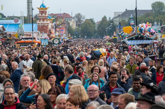 Munich, at the 187 Oktoberfest on the Theresienwiese, below the Bavaria the Wiesn Wirte Platzkonzert takes place, many thousands of visitors and visitors