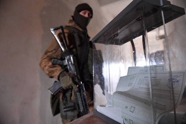 Bilder des Jahres 2022, News 09 September News Themen der Woche KW38 DPR LPR Russia Joining Referendum 8283511 25.09.2022 Service members of a special reconnaissance battalion of Luhansk People s Republic s Militia attends to cast his vote during the referendum on the joining of Donetsk and Luhansk People s Republic to Russia during a mobile voting, at a combat position at the border of Luhansk and Donetsk People s Republics. The people s republics of Donetsk and Luhansk (DPR, LPR), as well as the Russian-controlled parts of the Ukrainian regions of Zaporizhzhia and Kherson launch referendum procedures on joining Russia that will run through September 27. Viktor Antonyuk Sputnik Luhansk People s Republic  Copyright: xViktorxAntonyukx