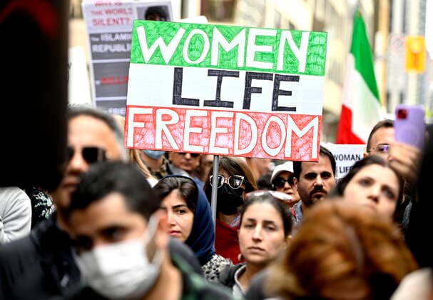 News Bilder des Tages September 25, 2022, Ottawa, ON, CAN: Members of the Iranian community and their supporters rally in solidarity with protesters in Iran, after 22-year-old Mahsa Amini died in police custody for allegedly improperly wearing a hijab, in Ottawa on Sunday, Sept. 25, 2022. Ottawa CAN  - ZUMAc35_ 20220925_zaf_c35_032 Copyright: xJustinxTangx