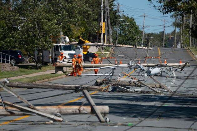 September 25, 2022, Halifax, NS, Canada: Workers assess downed power poles caused by post-tropical storm Fiona in Dartmouth, N.S. on Sunday, September 25, 2022. Halifax Canada  - ZUMAc35_ 20220925_zaf_c35_042 Copyright: xDarrenxCalabresex