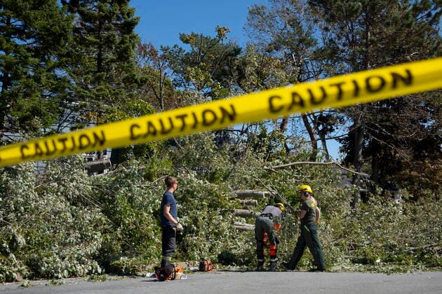 September 25, 2022, Halifax, NS, Canada: Workers clear trees caused by post-tropical storm Fiona in Dartmouth, N.S. on Sunday, September 25, 2022. Halifax Canada  - ZUMAc35_ 20220925_zaf_c35_046 Copyright: xDarrenxCalabresex