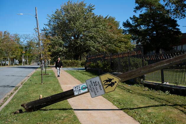 September 25, 2022, Halifax, NS, Canada: A downed power pole caused by post-tropical storm Fiona is seen outside a school in Dartmouth, N.S. on Sunday, September 25, 2022. Halifax Canada  - ZUMAc35_ 20220925_zaf_c35_047 Copyright: xDarrenxCalabresex