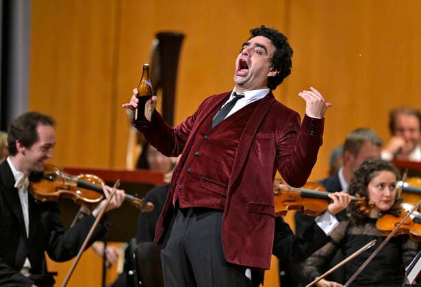 25 09 2022, International Classical Festival Festival of Nations 2022 at the Kurhaus Bad Wörishofen in Unterallgäu, gala concert with singer Rolando Villazon tenor , with beer bottle, Philharmonic Orchestra Baden Baden under the baton of conductor Guerassim Voronkov 25 09 2022, Classical Festival Bad Wörishofen 25 09 2022, Classical Festival Bad Wörishofen
