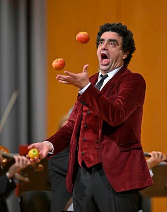 25 09 2022, International Classical Festival Festival of Nations 2022 at the Kurhaus Bad Wörishofen in Unterallgäu, gala concert with singer Rolando Villazon tenor juggling three apples, 25 09 2022, Classical Festival Bad Wörishofen 25 09 2022, Classical Festival Bad Wörishofen