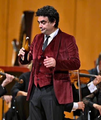 25 09 2022, International Classical Festival Festival of Nations 2022 at the Kurhaus Bad Wörishofen in Unterallgäu, gala concert with singer Rolando Villazon tenor , with beer bottle, Philharmonic Orchestra Baden Baden under the baton of conductor Guerassim Voronkov 25 09 2022, Classical Festival Bad Wörishofen 25 09 2022, Classical Festival Bad Wörishofen