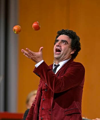 25 09 2022, International Classical Festival Festival of Nations 2022 at the Kurhaus Bad Wörishofen in Unterallgäu, gala concert with singer Rolando Villazon tenor juggling three apples, 25 09 2022, Classical Festival Bad Wörishofen 25 09 2022, Classical Festival Bad Wörishofen