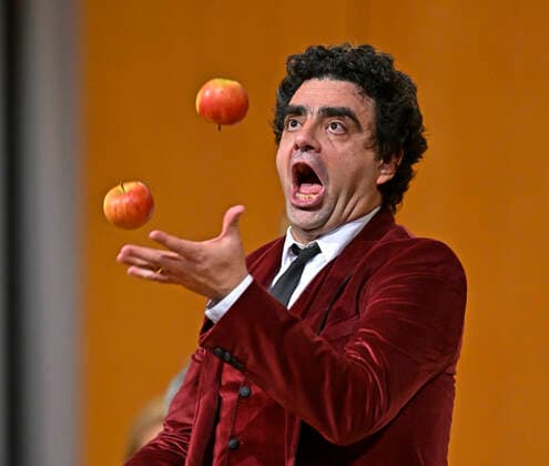 25 09 2022, International Classical Festival Festival of Nations 2022 at the Kurhaus Bad Wörishofen in Unterallgäu, gala concert with singer Rolando Villazon tenor juggling apples, 25 09 2022, Classical Festival Bad Wörishofen 25 09 2022, Classical Festival Bad Wörishofen