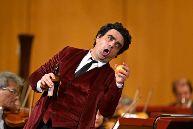 25 09 2022, International Classical Festival Festival of Nations 2022 at the Kurhaus Bad Wörishofen in Unterallgäu, gala concert with singer Rolando Villazon tenor with beer bottle and juggling apples, 25 09 2022, Classical Festival Bad Wörishofen 25 09 2022, Classical Festival Bad Wörishofen