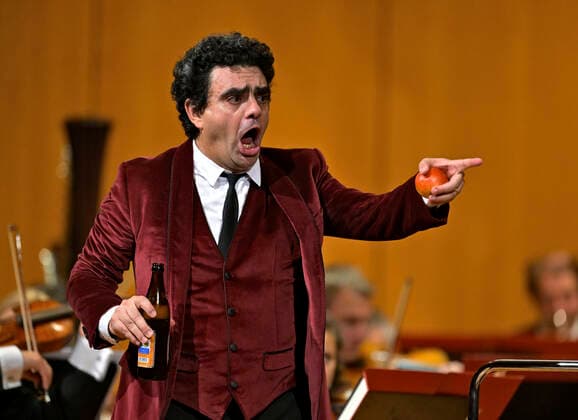 25 09 2022, International Classical Festival Festival of Nations 2022 at the Kurhaus Bad Wörishofen in Unterallgäu, gala concert with singer Rolando Villazon tenor with beer bottle and juggling apples, 25 09 2022, Classical Festival Bad Wörishofen 25 09 2022, Classical Festival Bad Wörishofen