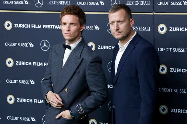 Eddie Redmayne and Tobias Lindholm presenting the Golden Eye Award to Eddie Redmayne during the screening of the Netflix film The Good Nurse at the 18 Zurich Film Festival 2022 at the Kongresshaus Zurich Zurich, 25 09 2022 Foto:xA.xBuggex xFuturexImage